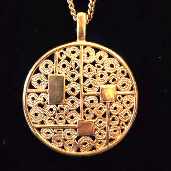 Sarah Coventry Signed VTG 1977 TIMELESS BEAUTY Gold Tone Pendant Necklace 21" - Picture 3 of 9